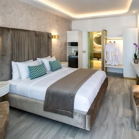 أورا سويتس 4*