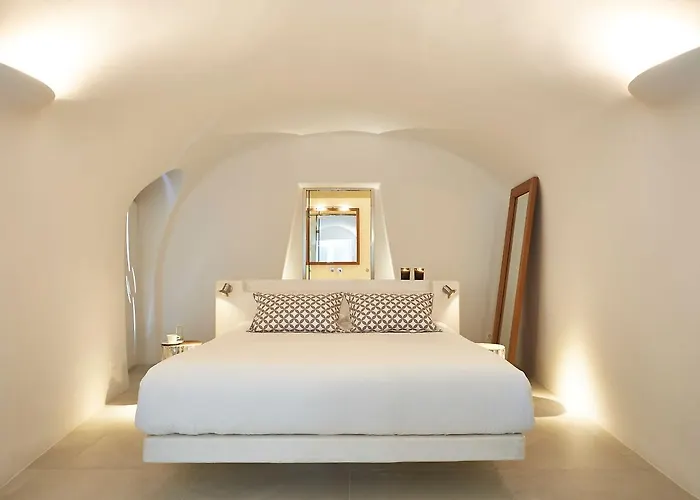 أورا سويتس 4*