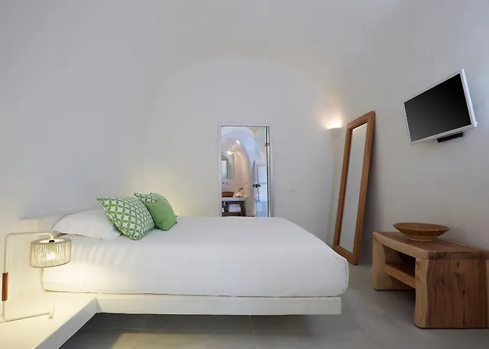 أورا سويتس 4*